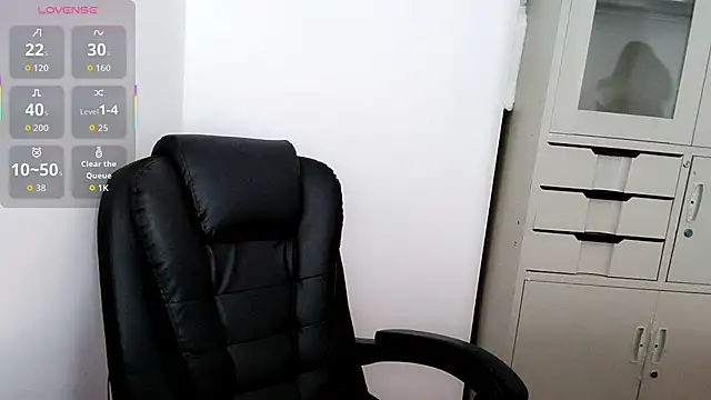 Ella-61 online show from October 26, 2025, 7:42 am