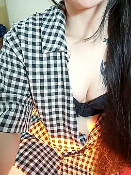 Cherry Le02 online show from November 13, 2025, 4:33 pm