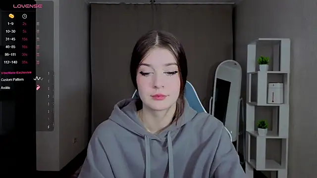 Snapshot of Ksarina chatting on November 14, 2025, 12:31 pm Ksarina online show from November 14, 2025, 12:31 pm