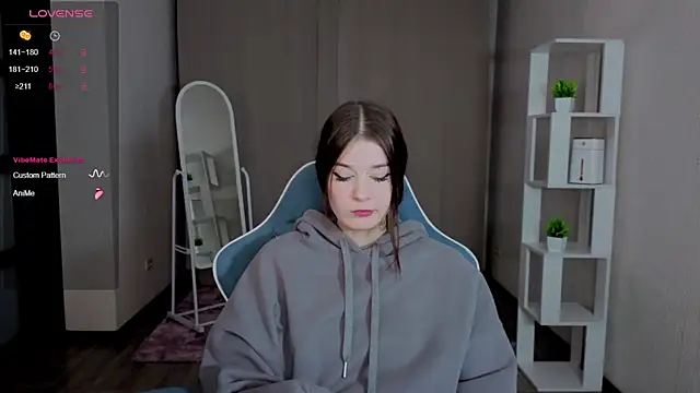 Snapshot of Ksarina chatting on November 15, 2025, 12:20 pm Ksarina online show from November 15, 2025, 12:20 pm