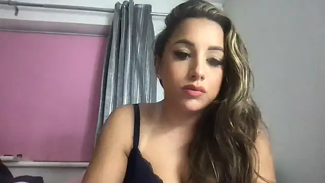 Snapshot of LyraLure chatting on December 15, 2025, 3:51 pm LyraLure online show from December 15, 2025, 3:51 pm