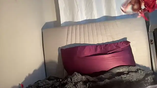 alyx  online show from April 15, 2026, 7:58 pm