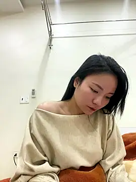 Bee Yellow00 online show from January 9, 2026, 5:03 am