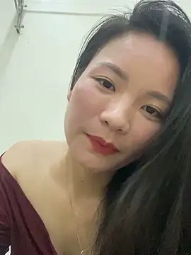 Bee Yellow00 online show from November 8, 2025, 5:00 am