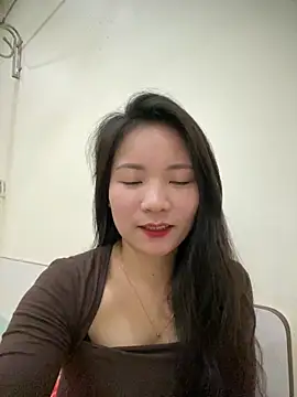 Bee Yellow00 online show from March 16, 2026, 4:42 am