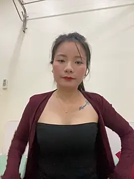 Bee Yellow00 online show from October 27, 2025, 4:35 am