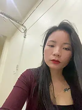 Bee Yellow00 online show from October 31, 2025, 4:31 am