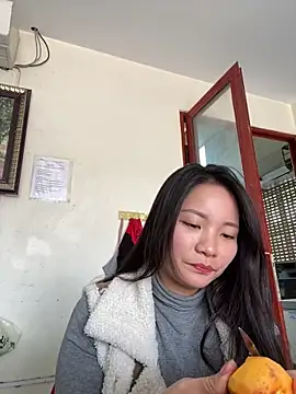 Bee Yellow00 online show from December 18, 2025, 3:55 am