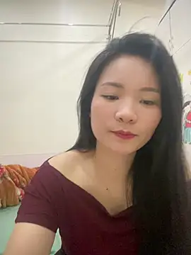 Bee Yellow00 online show from March 26, 2026, 6:00 am