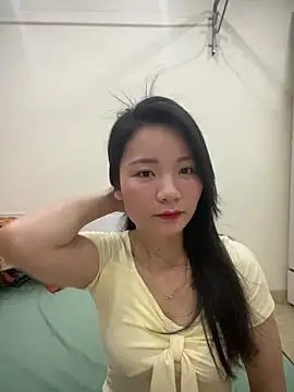 Bee Yellow00 online show from April 15, 2026, 4:40 am