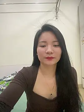 Bee Yellow00 online show from April 6, 2026, 4:46 am