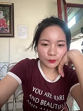 Bee Yellow00 online show from April 10, 2026, 8:21 am