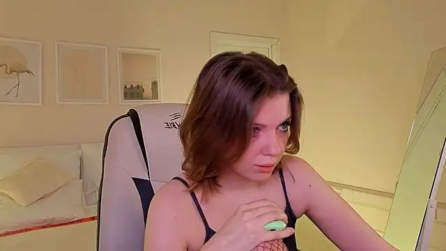 Snapshot of PollyRouge__ chatting on October 26, 2025, 1:44 pm PollyRouge online show from October 26, 2025, 1:44 pm