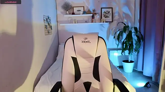 Snapshot of PollyRouge__ chatting on November 22, 2025, 2:05 pm PollyRouge online show from November 22, 2025, 2:05 pm