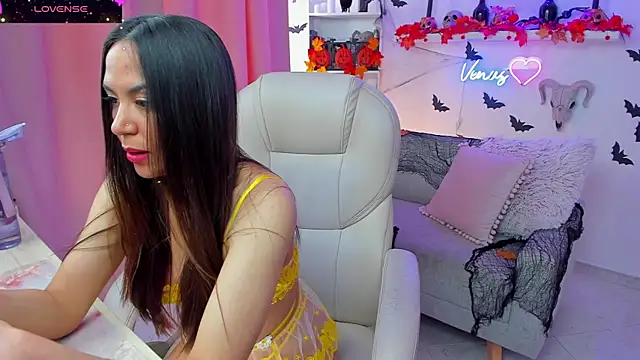 Snapshot of VenusIsLove_ chatting on October 9, 2025, 7:14 pm VenusIsLove online show from October 9, 2025, 7:14 pm