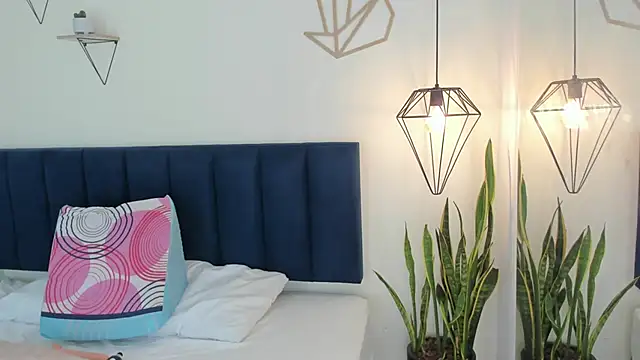 sienna mg online show from December 4, 2025, 3:33 pm