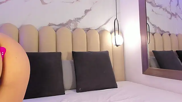 Vittoria  rossi online show from November 25, 2025, 2:17 pm