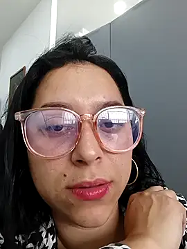 Snapshot of Caroline-17 chatting on December 1, 2025, 3:57 pm Caroline-17 online show from December 1, 2025, 3:57 pm