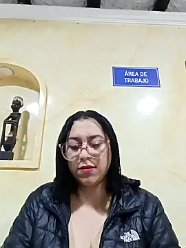 Snapshot of Caroline-17 chatting on October 28, 2025, 12:04 pm Caroline-17 online show from October 28, 2025, 12:04 pm