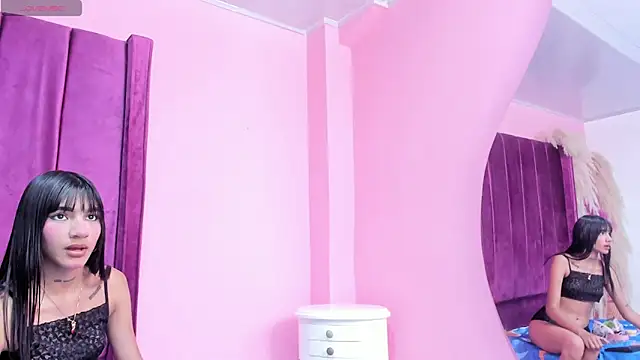 Snapshot of foxyhillx chatting on December 15, 2025, 5:52 pm foxyhillx online show from December 15, 2025, 5:52 pm