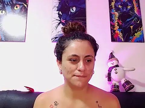 Snapshot of Caroline_Jons chatting on November 26, 2025, 11:10 am Caroline Jons online show from November 26, 2025, 11:10 am