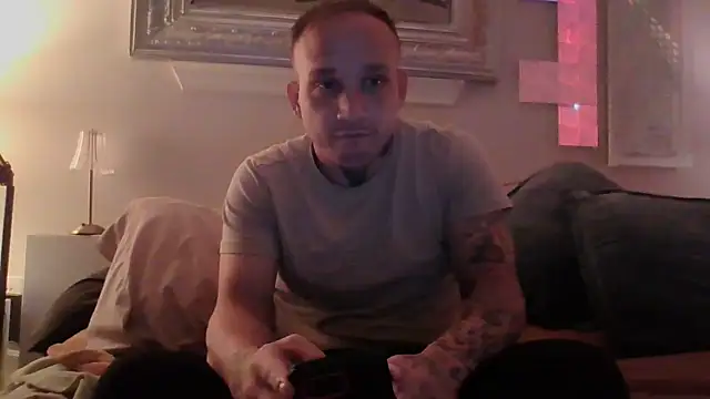 Snapshot of MikeHawke1995 chatting on October 25, 2025, 10:03 am MikeHawke1995 online show from October 25, 2025, 10:03 am