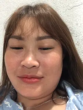 Snapshot of bombom1x chatting on October 28, 2025, 3:44 pm bombom1x online show from October 28, 2025, 3:44 pm