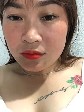 Snapshot of bombom1x chatting on October 27, 2025, 12:39 pm bombom1x online show from October 27, 2025, 12:39 pm