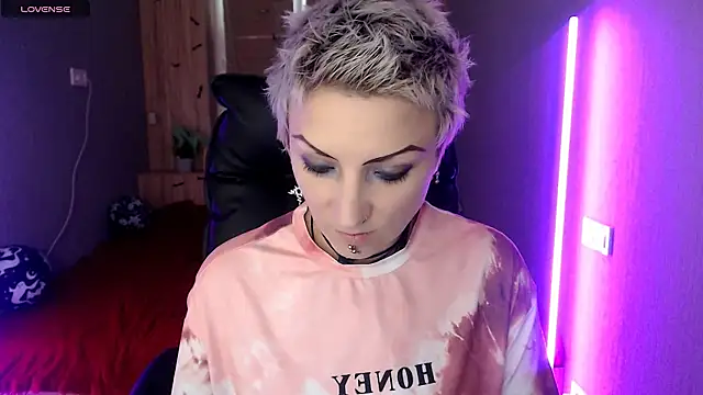 Snapshot of Sweet-n-Strong chatting on November 19, 2025, 8:14 am Sweet-n-Strong online show from November 19, 2025, 8:14 am