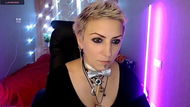 Snapshot of Sweet-n-Strong chatting on November 15, 2025, 8:18 am Sweet-n-Strong online show from November 15, 2025, 8:18 am