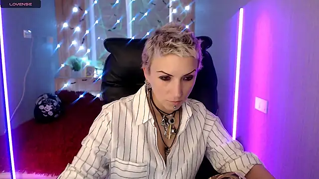 Snapshot of Sweet-n-Strong chatting on November 7, 2025, 1:26 pm Sweet-n-Strong online show from November 7, 2025, 1:26 pm