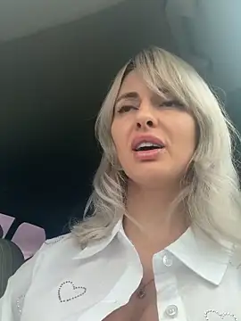 Snapshot of blondegirlx chatting on November 4, 2025, 11:25 am blondegirlx online show from November 4, 2025, 11:25 am