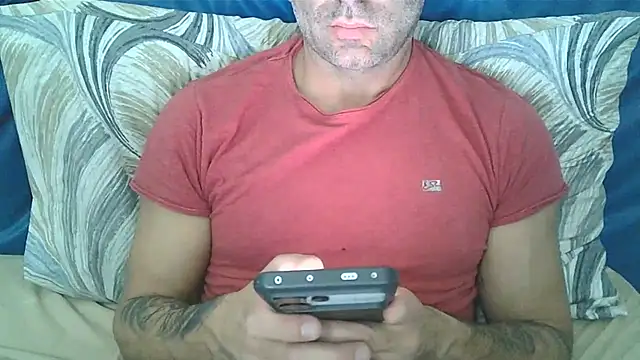 Snapshot of Evasionee chatting on November 19, 2025, 8:20 pm Evasionee online show from November 19, 2025, 8:20 pm