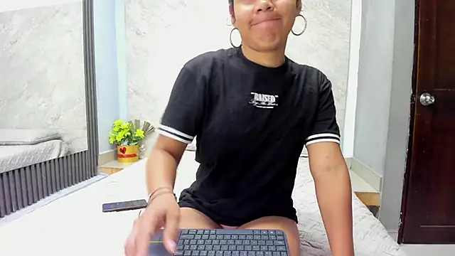 Snapshot of Sarahh-19 chatting on November 6, 2025, 11:58 am Sarahh-19 online show from November 6, 2025, 11:58 am