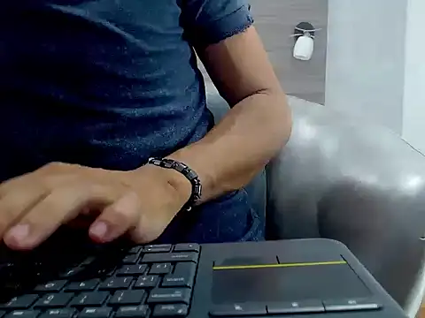 Snapshot of wiltom_ chatting on November 8, 2025, 4:05 am wiltom online show from November 8, 2025, 4:05 am