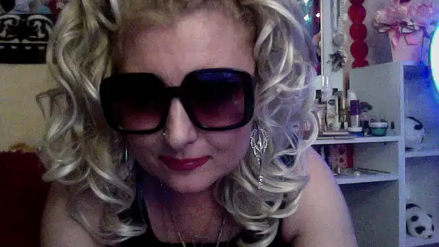 Snapshot of xHot_Amazonq chatting on December 3, 2025, 9:14 pm xHot Amazonq online show from December 3, 2025, 9:14 pm