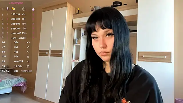 LaurenOveson online show from November 11, 2025, 8:31 am