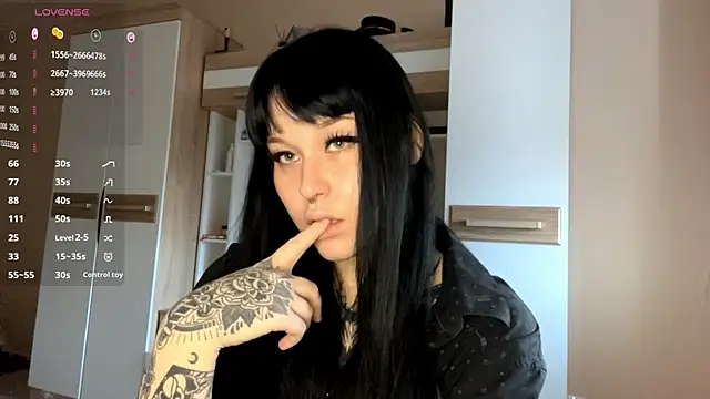 LaurenOveson online show from November 7, 2025, 10:31 am