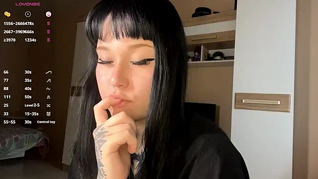 LaurenOveson online show from November 18, 2025, 10:18 am