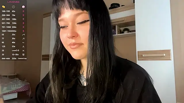 LaurenOveson online show from November 23, 2025, 10:47 am