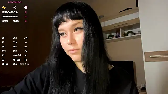 LaurenOveson online show from December 3, 2025, 5:23 pm