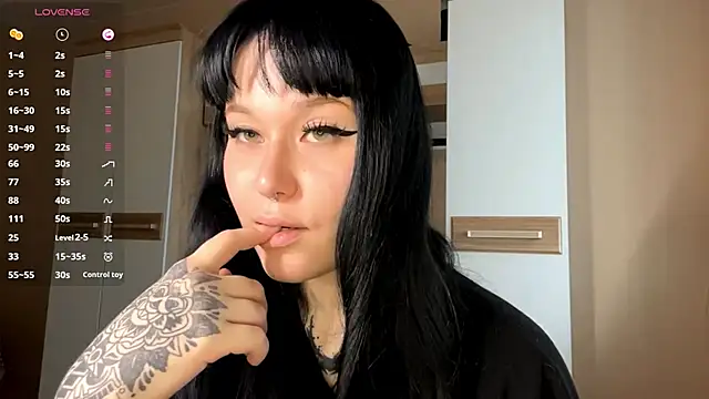 LaurenOveson online show from November 6, 2025, 10:19 am