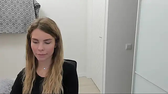 LinaBey online show from November 17, 2025, 8:40 am