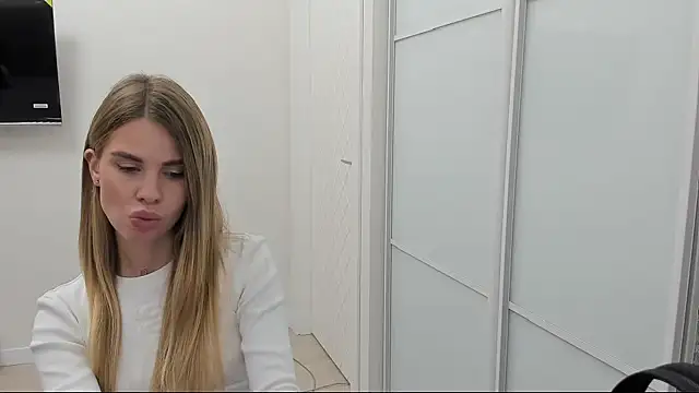 LinaBey online show from November 4, 2025, 1:48 pm