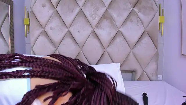 violett rabbit  online show from March 3, 2026, 8:16 pm