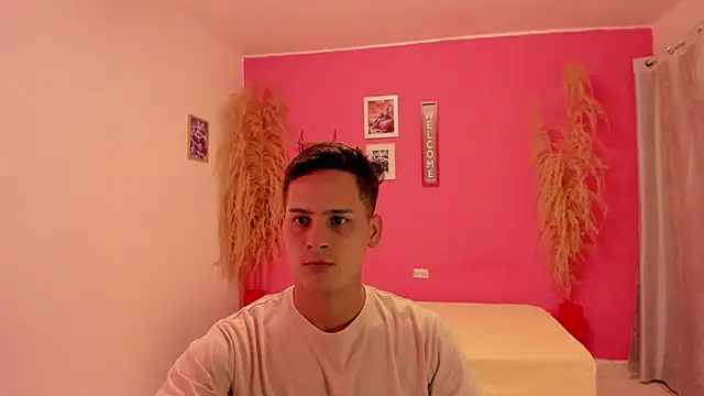 elmasmas01 online show from November 12, 2025, 10:13 pm