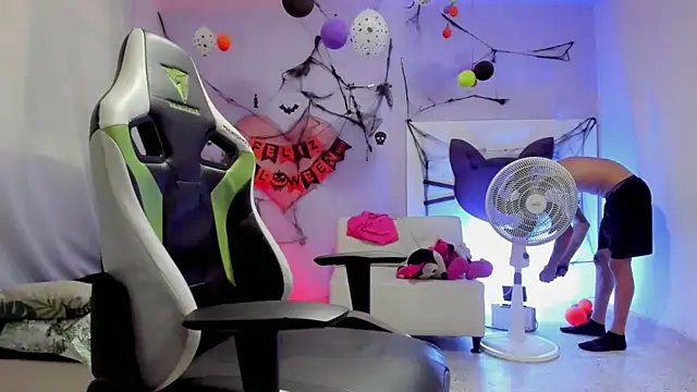 Snapshot of Cash_G_ chatting on October 31, 2025, 8:16 pm Cash G online show from October 31, 2025, 8:16 pm