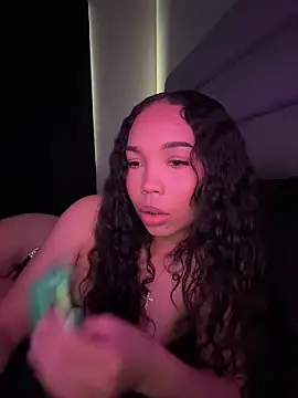 Snapshot of nikkiloveee chatting on February 5, 2026, 9:43 pm nikkiloveee online show from February 5, 2026, 9:43 pm