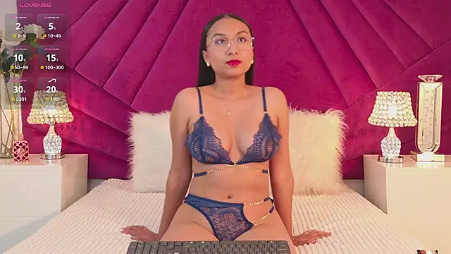 MiahDiRose online show from October 28, 2025, 12:48 pm