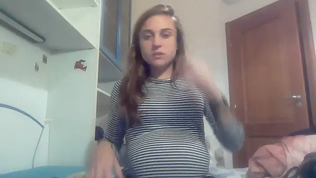 Snapshot of SinnEmily chatting on December 18, 2025, 5:50 pm SinnEmily online show from December 18, 2025, 5:50 pm